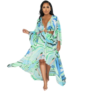 Détail du décolleté en V plongeant et de la découpe à la taille sur cette robe longue