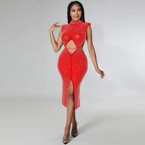 Détail de la robe rouge en maille avec strass et découpe latérale sexy ajourée