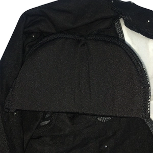 Détail de l'intérieur d'une robe noire avec bonnets rembourrés et strass argentés sur tulle