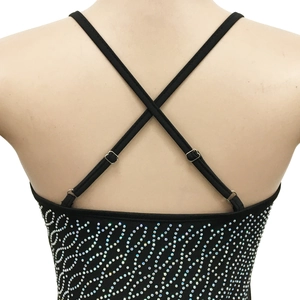 Détail des bretelles croisées et des strass brillants sur une robe noire à col en V
