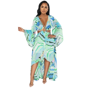 Détail de robe à col en V ajourée avec imprimé abstrait coloré et manches évasées