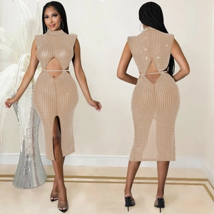 Robe midi élégante en résille avec strass, taille ajourée et fente frontale sexy