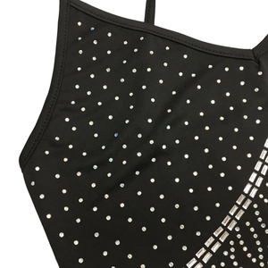 Gros plan des strass et des motifs géométriques en cristal sur la robe moulante noire