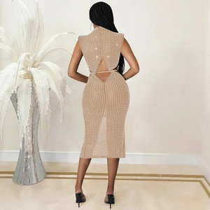 Détail du dos d'une robe en maille transparente avec des strass et des découpes évidées