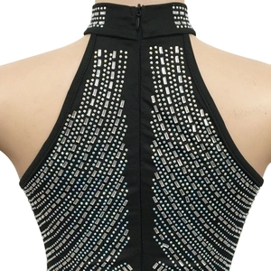 Dettaglio della cerniera invisibile sul retro e degli strass argento sul vestito