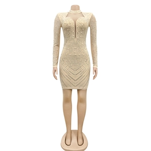Détail de la robe mini nue à manches longues avec strass argentés et perles blanches