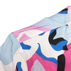 Détail de l'encolure en V et couture d'épaule avec motif abstrait sur tissu tissé