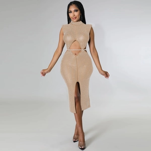 Détail de la robe en résille beige avec découpes en strass et accents de perles blanches