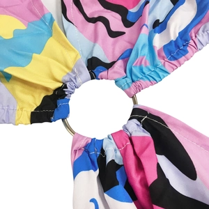 Détail du tissu à imprimé abstrait coloré avec un connecteur d'anneau en métal argenté