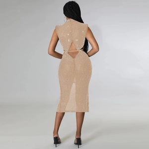 Détail de la robe en maille nude avec perles blanches et découpe sexy dans le dos nu