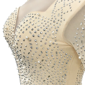 Détail macro de strass argentés et de perles sur un tissu en maille transparente