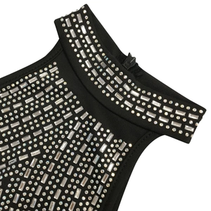 Dettaglio degli strass sullo scollo e della zip posteriore dell'abito nero halter