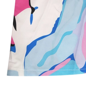 Détail de l'ourlet à imprimé abstrait coloré et des coutures soignées sur la robe