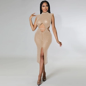 Détail d'une robe en maille transparente avec perles, découpe à la taille et fente