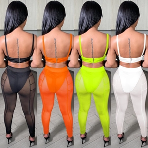 Vista trasera de conjunto con leggings de malla y top corto con cremallera en 4 colores