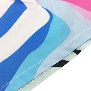 Détail de robe longue à col en V avec imprimé géométrique abstrait et couture fine