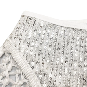 Détail du haut à paillettes blanches avec tissu en maille et franges en corde tressée