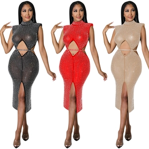 Trois variantes de robes moulantes en mesh transparent avec strass et fente haute
