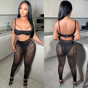 Conjunto sexy de dos piezas de malla negra con top halter y pantalón de cintura alta