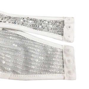 Détail macro du tissu à paillettes blanches avec boutons-pression transparents à l'entrejambe