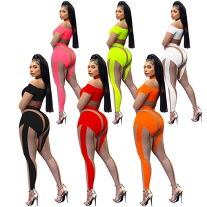 Detailansicht der sexy Mesh-Patchwork-Sets mit bauchfreiem Oberteil und langer Hose