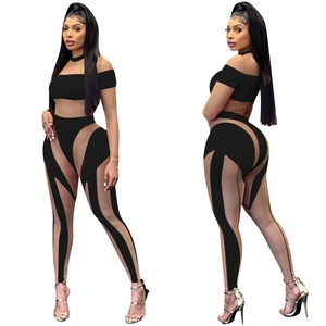 Detail eines schwarzen Mesh-Jumpsuits mit transparenten Ausschnitten und enger Passform