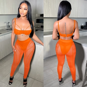 Detalle del conjunto de dos piezas de malla naranja con tela transparente y costuras