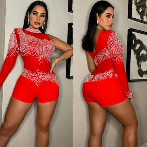 Combinaison sexy rouge asymétrique à manches longues avec strass blancs et mesh ajusté