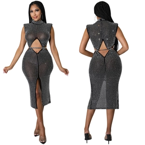 Détail d'une robe en résille avec strass, découpes à la taille et fente sur le devant