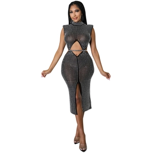 Détail de la robe en résille noire avec strass scintillants et découpe à la taille