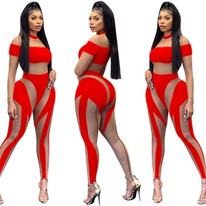 Detailansicht des roten zweiteiligen Mesh-Jumpsuits mit transparentem Patchwork-Design