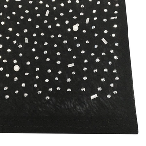 Makro-Detail des schwarzen Stoffes mit silbernen Strasssteinen und weißen Kunstperlen