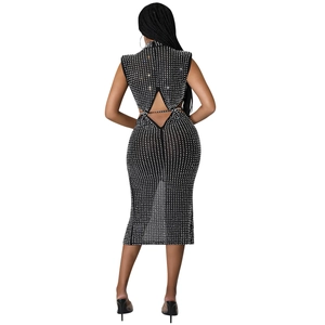 Détails du dos nu et des ornements en strass sur la robe noire en tulle semi-transparente