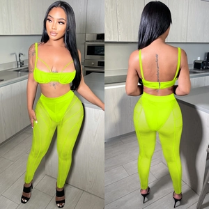 Conjunto de moda de dos piezas verde neón con paneles de malla y top corto de tiras