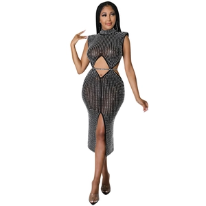 Détail d'une robe sexy en mesh avec strass, découpes à la taille et fente frontale