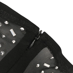 Detail aus schwarzem Netzstoff mit funkelnden Strasssteinen und unsichtbarem Reißverschluss