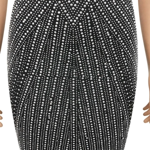 Detailansicht des schwarzen figurbetonten Kleides mit geometrischem Silber-Strass-Muster