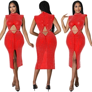 Vue en trois angles de la robe moulante rouge en mesh avec strass argentés et fente