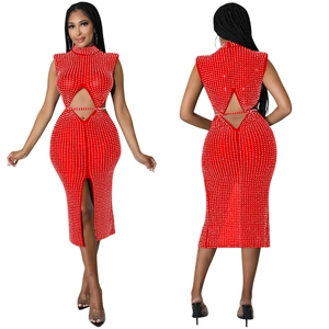 Vue détaillée avant et arrière d'une robe rouge en résille à strass avec découpes et fente