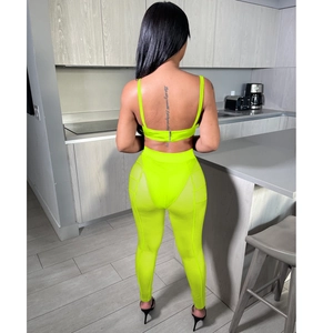 Conjunto verde neón de dos piezas con pantalones de malla y top con cremallera trasera