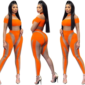 Front- und Seitenansicht von orangefarbenem Mesh-Crop-Top und High-Waist-Leggings-Set