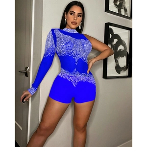 Détail d'un combishort bleu roi à une épaule orné de strass blancs étincelants et mesh