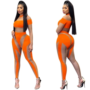 Detailsicht des orangefarbenen Mesh-Patchwork-Bodysuits mit transparenten Ausschnitten