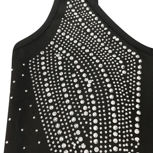 Detail von glitzernden Strasssteinen auf schwarzem V-Ausschnitt-Kleid mit Textur
