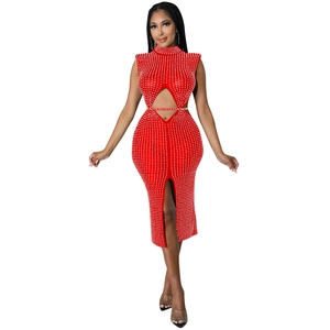 Détail de la robe rouge à strass avec col montant, découpes taille et fente avant