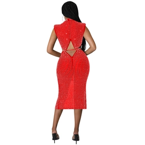 Détail de la robe rouge dos nu en maille avec strass brillants et design découpé au dos