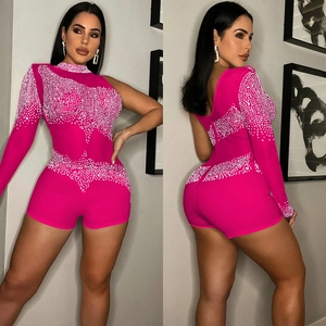 Détail d'un combishort fuchsia à une épaule avec perles blanches et coupe ajustée