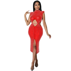 Détail d'une robe rouge sans manches en résille avec strass brillants et découpe à la taille