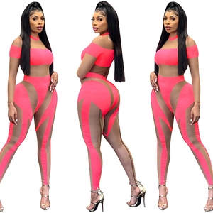 Neonpinkes Set mit schulterfreiem Top und Leggings aus transparentem Mesh-Patchwork
