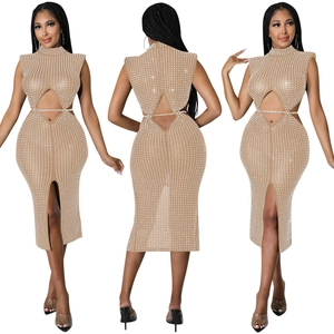 Vues détaillées d'une robe en résille nude avec perles blanches et découpes stylées